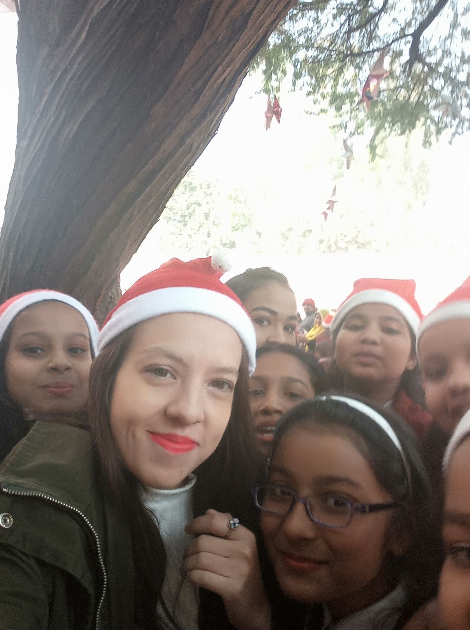 Ilse Azua와 학생들의 따뜻한 크리스마스 모임